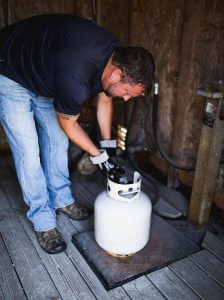 Service Tech filling portable propane tank